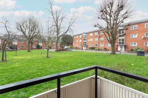 1 bedroom flat for sale, Highbury Quadrant, London N5