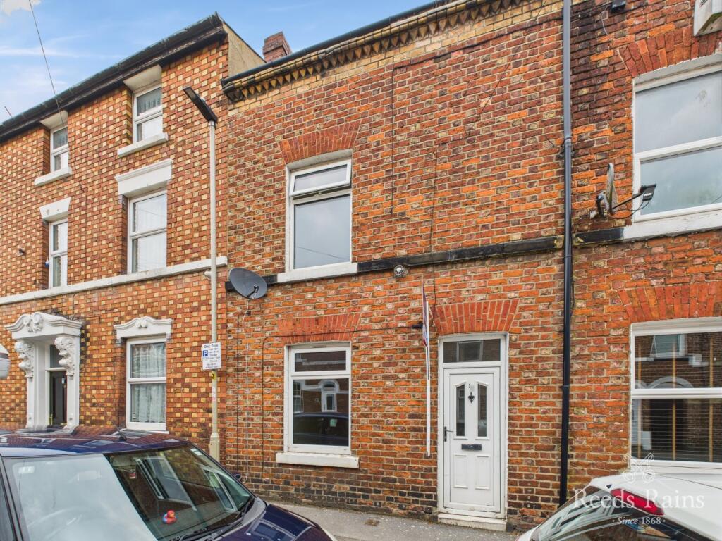 Four bedroom mid-terrace house - For sale by auct