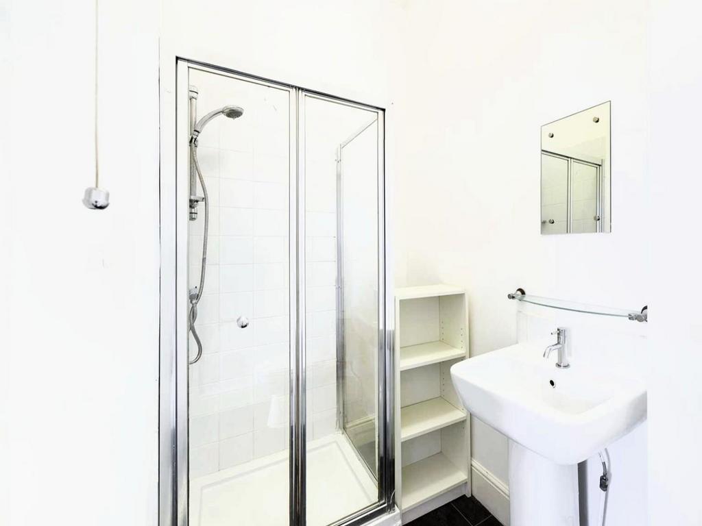 Bathroom3.jpg