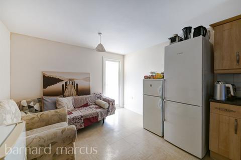 2 bedroom flat for sale, Station Approach, Epsom