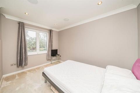 undefined, Queens Road, Thames Ditton KT7