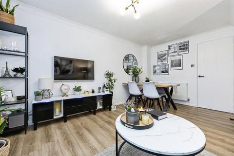2 bedroom end of terrace house for sale, Falcon Way, Ashford