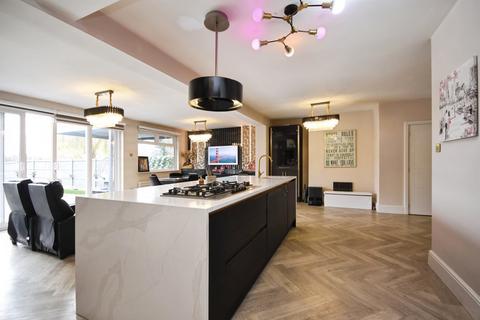 4 bedroom semi-detached house for sale, Chelmsford Road, Shenfield, Brentwood