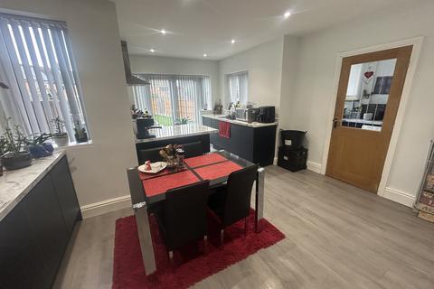 3 bedroom semi-detached house to rent, Redlands Road, Solihull B91