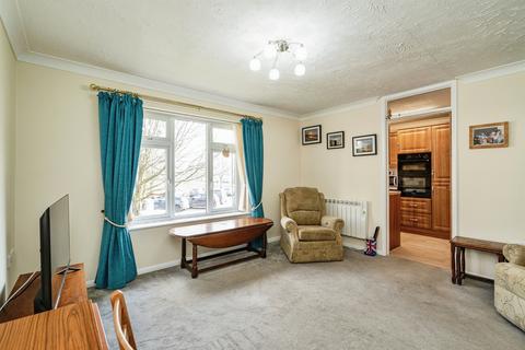 2 bedroom flat for sale, Parkside Court, Diss