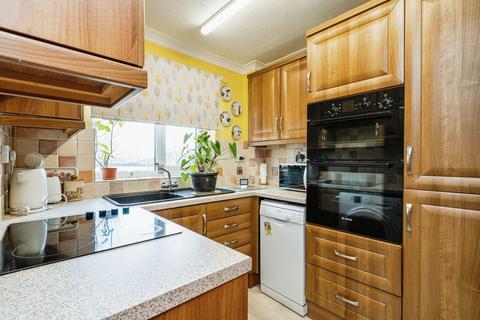 2 bedroom flat for sale, Parkside Court, Diss