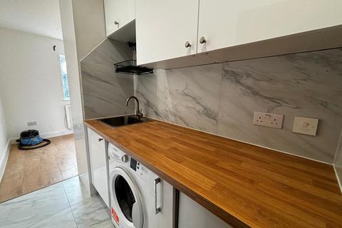 Studio to rent, Chapter Road, London, NW2