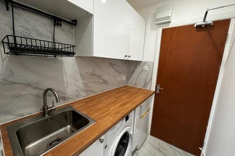 Studio to rent, Chapter Road, London, NW2