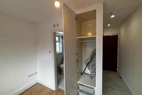 Studio to rent, Chapter Road, London, NW2