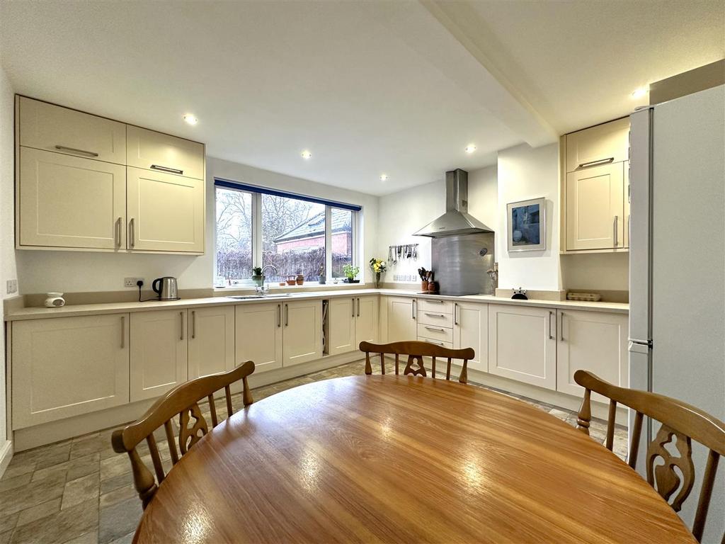 Spacious Dining Kitchen 705