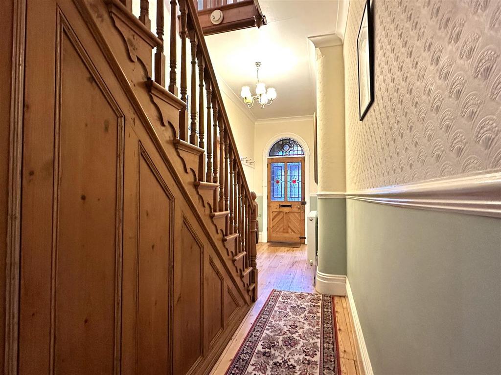 Attractive Hallway 724
