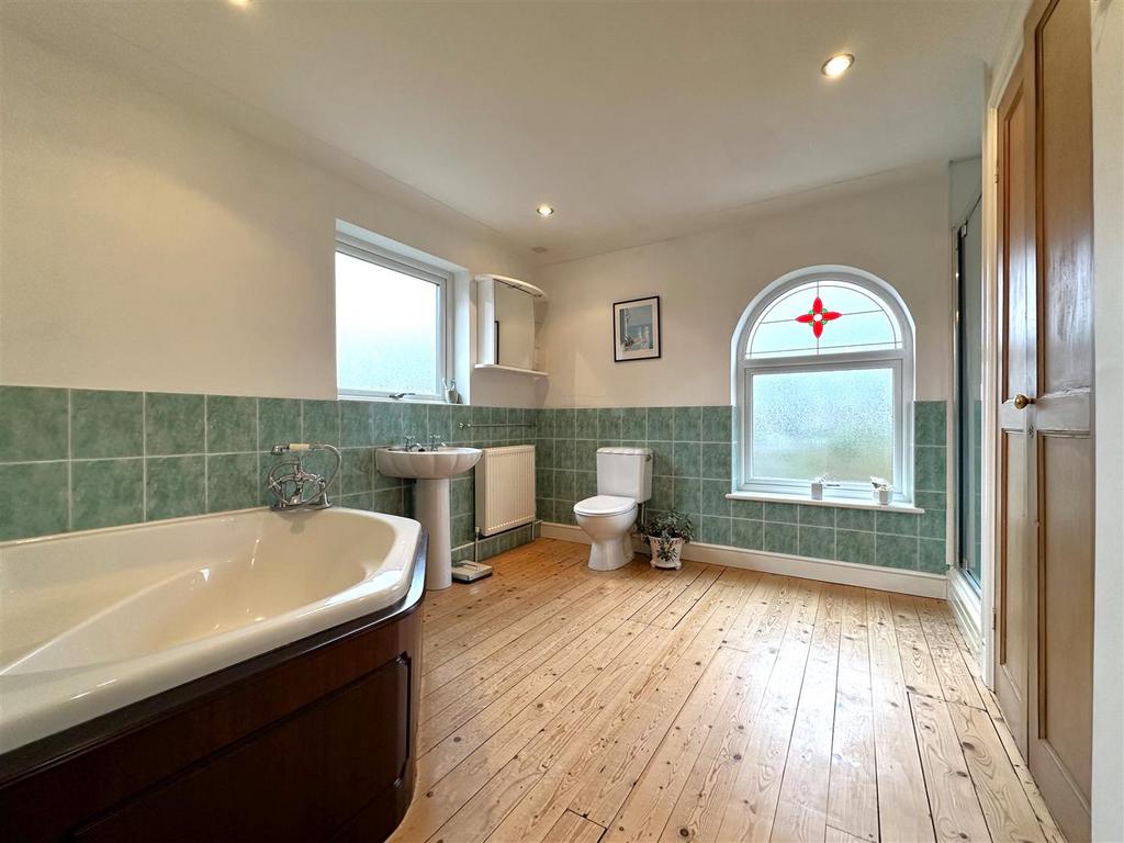 FOUR-PIECE Family Bathroom 643