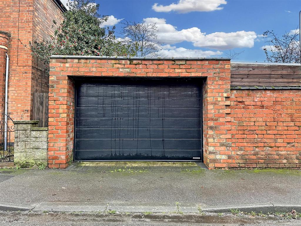 Double Carport &amp; OFF-STREET PARKING 844