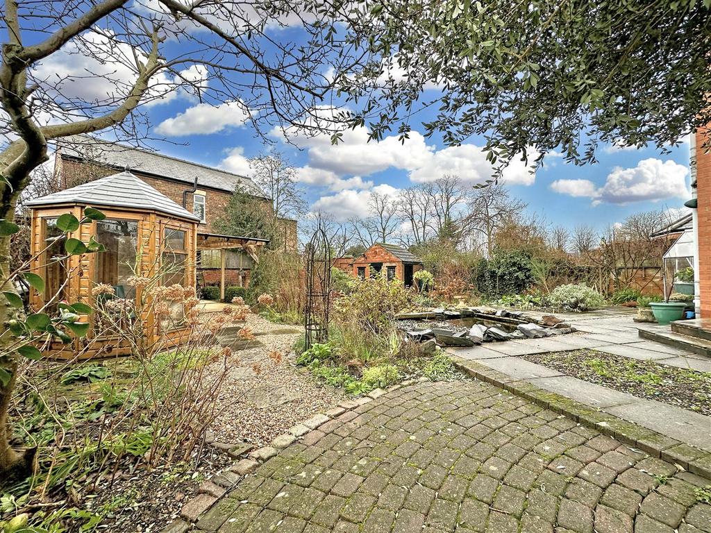Beautifully Landscaped Garden 779