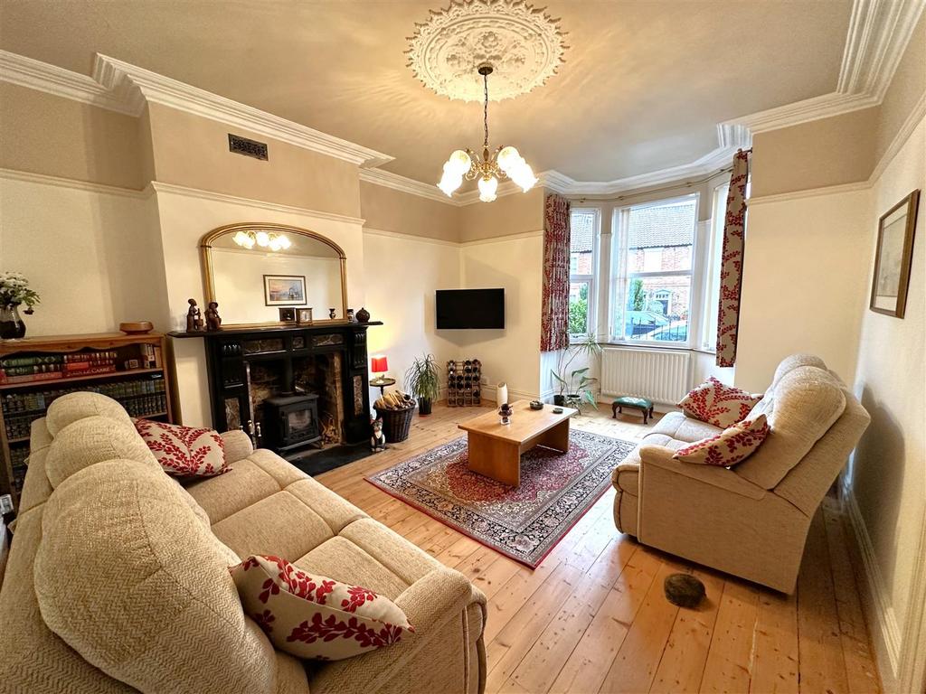 Bay-Fronted Lounge 820