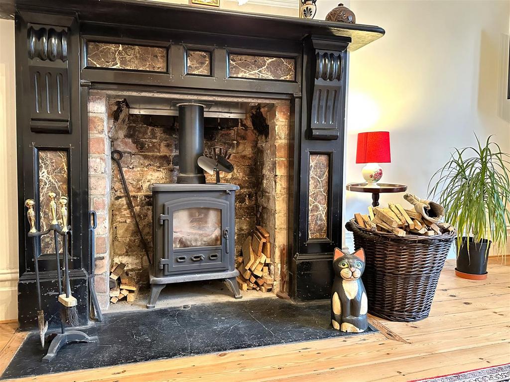 Attractive Fireplace With Log Burner 831