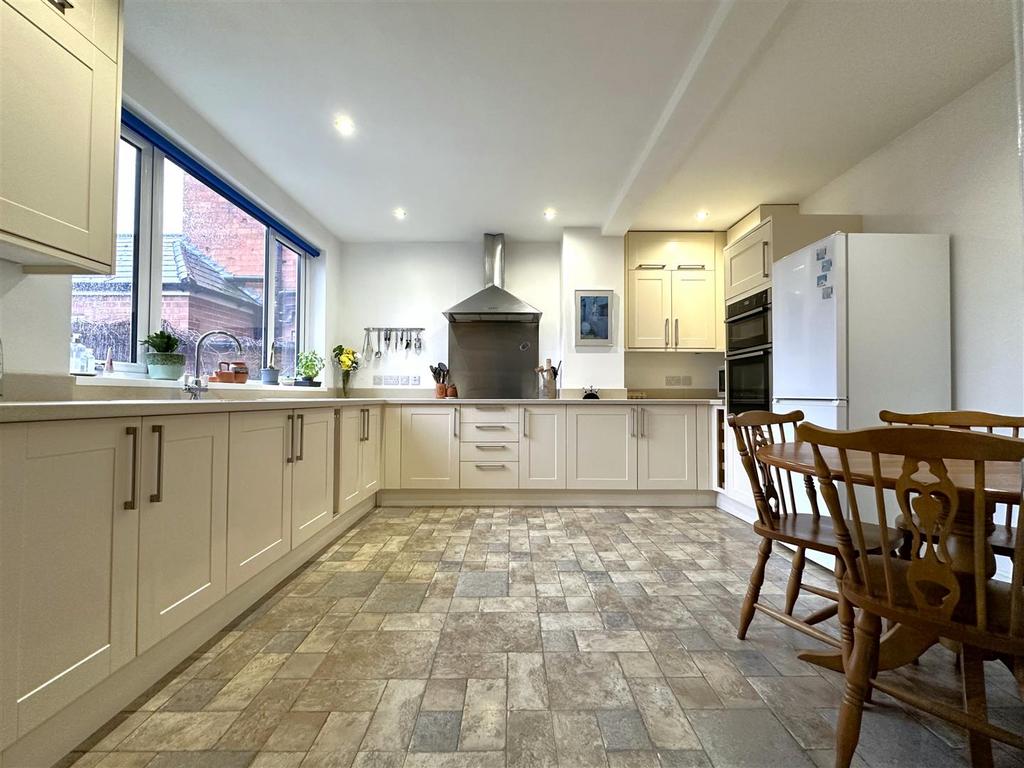 Extensive Kitchen/Diner 686