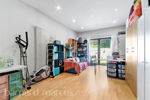 1 bedroom flat for sale, Whitworth Road, London