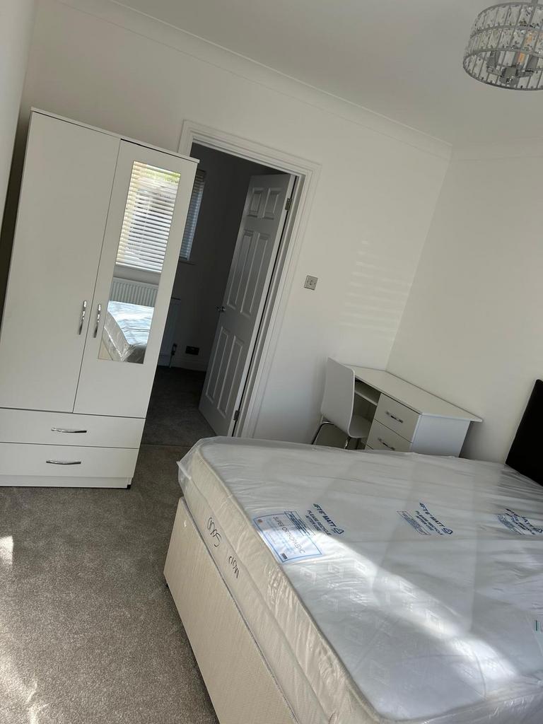 Bright, freshly redecorated double bedroom with...