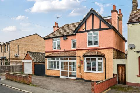 undefined, Wood Street, Mitcham CR4