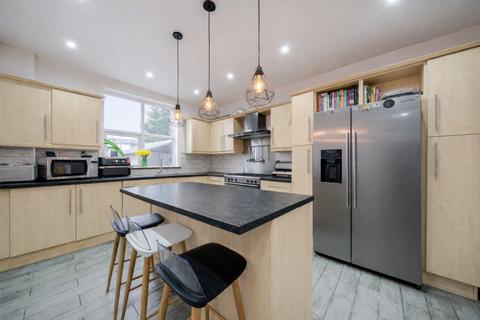 undefined, Wood Street, Mitcham CR4