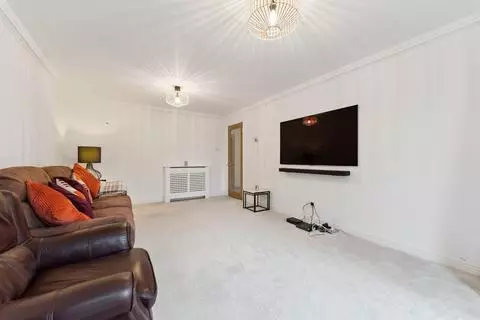 3 bedroom flat for sale - Photo 8