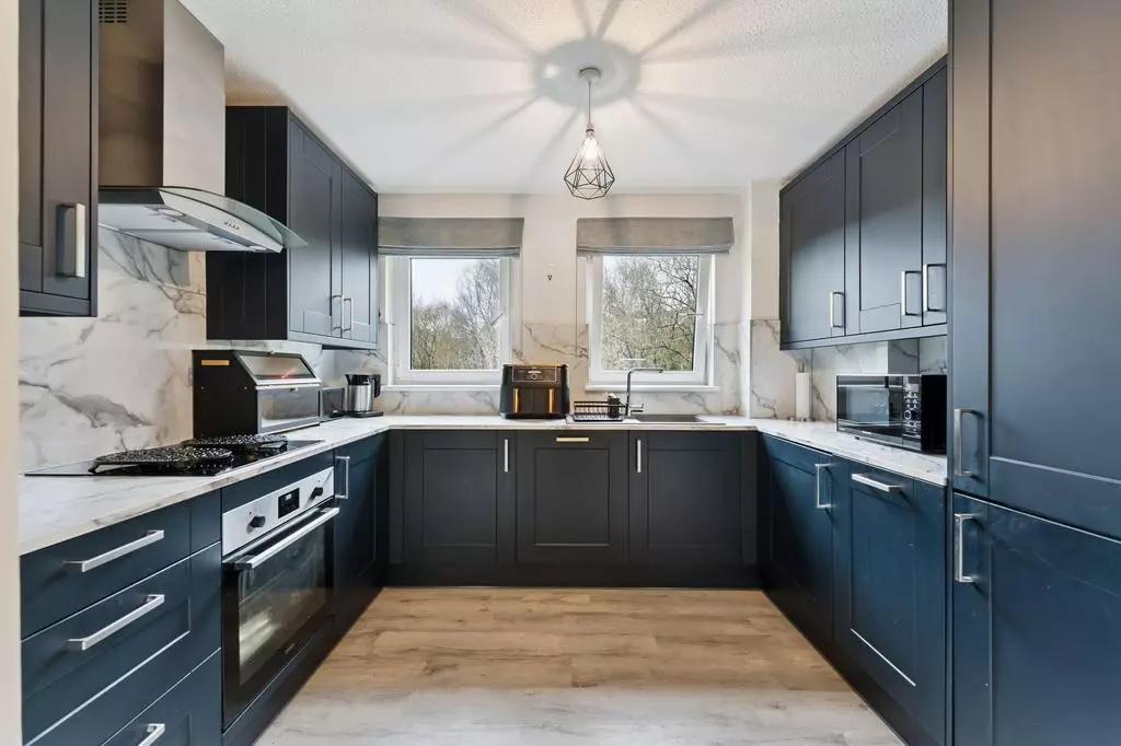 3 bedroom flat for sale - Photo 11