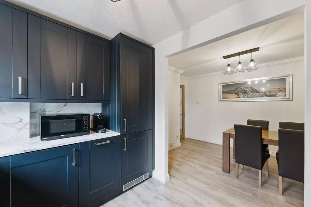 3 bedroom flat for sale - Photo 20