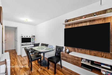 undefined, Lowry Crescent, Mitcham