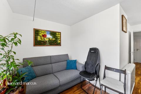 undefined, Lowry Crescent, Mitcham