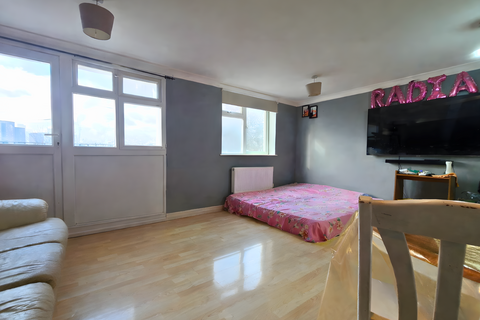 1 bedroom flat to rent, Oak Crescent, London E16