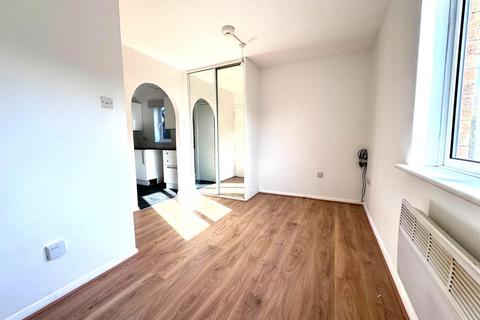 Studio to rent, Badgers Close, Harrow HA14EN