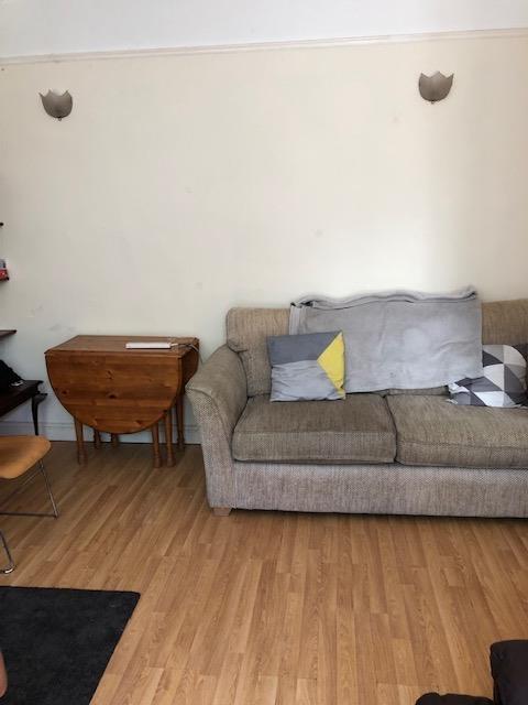 Bright and neatly presented living room with a ...
