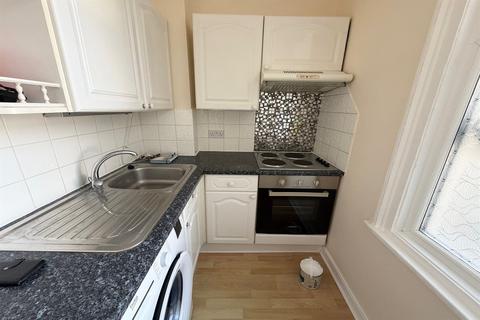 2 bedroom flat to rent, 18 Crescent Road, Worthing BN11
