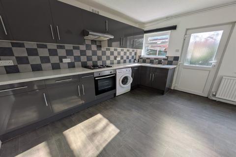 3 bedroom end of terrace house to rent, George Avenue, Beeston, NG9 1HD
