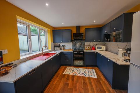 2 bedroom bungalow for sale, Oaktree Close, Holmbush, St Austell, PL25