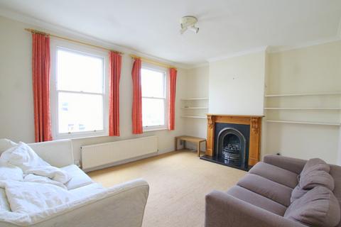 2 bedroom maisonette to rent, Russell Road, London SW19