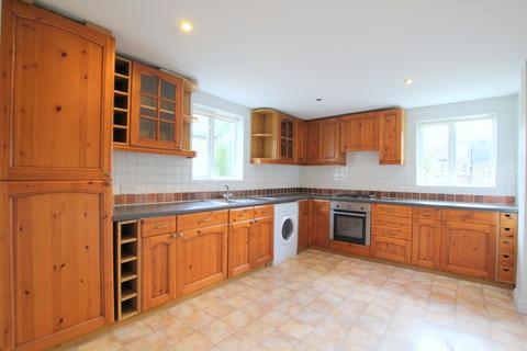 2 bedroom maisonette to rent, Russell Road, London SW19