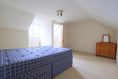 2 bedroom maisonette to rent, Russell Road, London SW19
