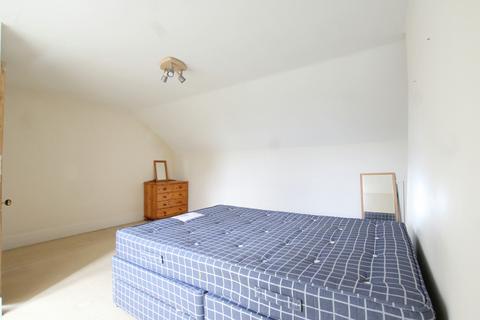 2 bedroom maisonette to rent, Russell Road, London SW19