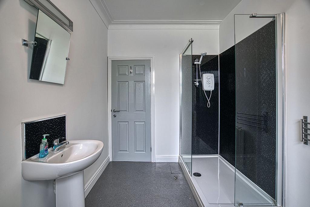 4 Shared Shower Rooms