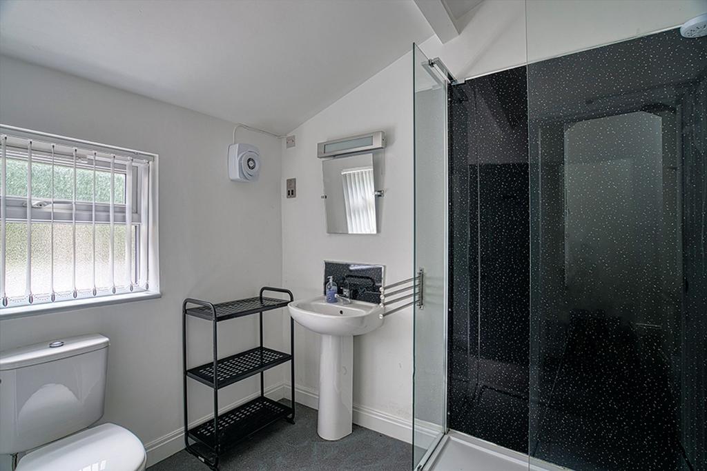 4 Shared Shower Rooms