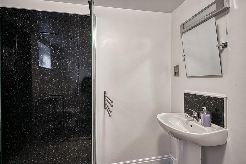 4 Shared Shower Rooms