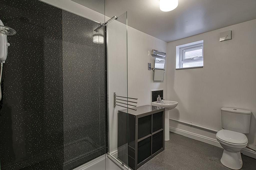 4 Shared Shower Rooms