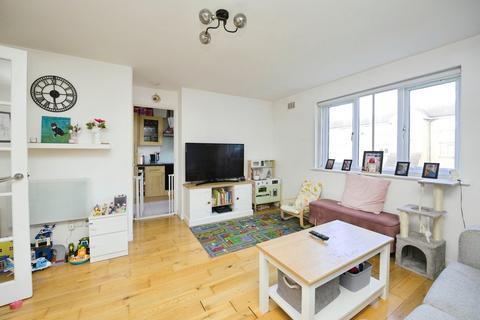 2 bedroom apartment for sale, Naunton Way, Hornchurch RM12