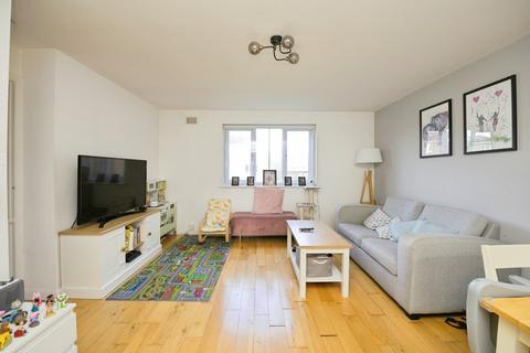 2 bedroom apartment for sale, Naunton Way, Hornchurch RM12