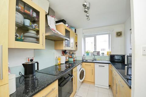 2 bedroom apartment for sale, Naunton Way, Hornchurch RM12