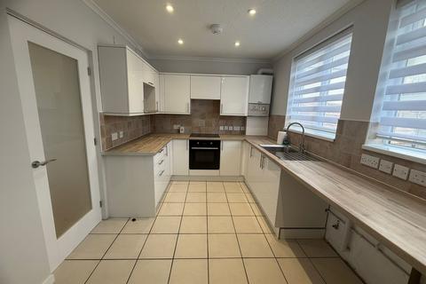 3 bedroom semi-detached house to rent, Winnington Road, Enfield EN3