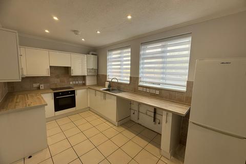 3 bedroom semi-detached house to rent, Winnington Road, Enfield EN3