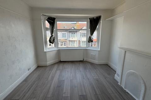 3 bedroom house to rent, Mansted Gardens, Romford RM6